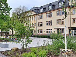 Foto: Buergerhaus und Hans-Eiden-Platz
